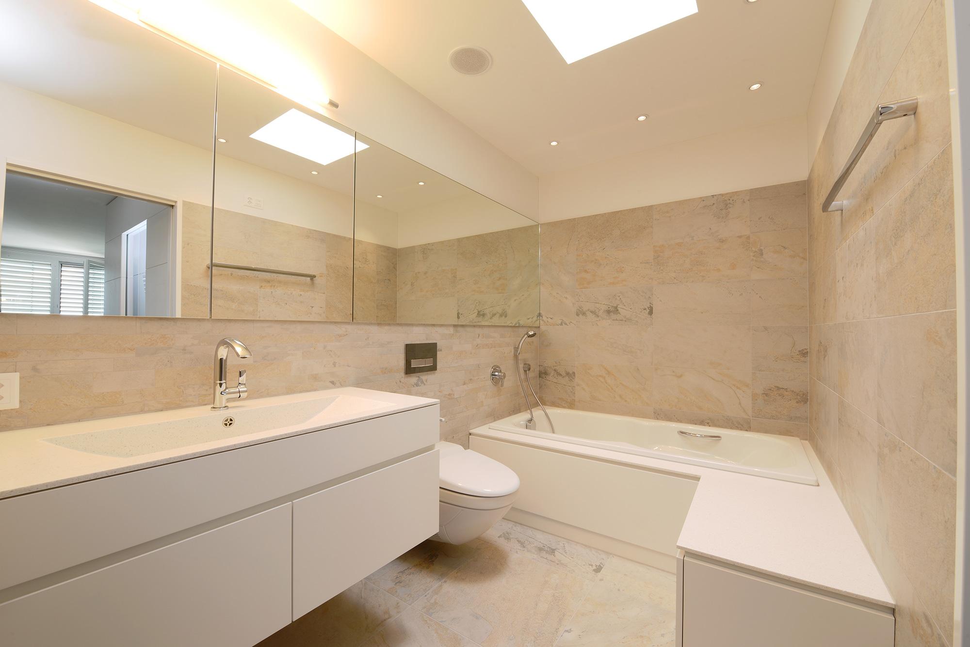 Badezimmer in Himacs - Bäder & Badumbau-Spezialist für Küchen & Küchenbau, Moderne Küchen, Küchenumbau, Küchenbau, Bäder, Renovationen, Sursee, Willisau, Zentralschweiz, Luzern, Zofingen