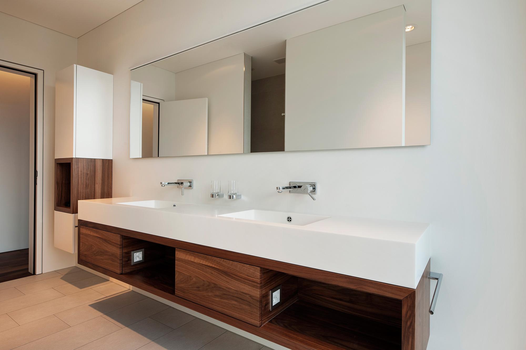 Badmöbel in Holz und Himacs - Bäder & Badumbau-Spezialist für Küchen & Küchenbau, Moderne Küchen, Küchenumbau, Küchenbau, Bäder, Renovationen, Sursee, Willisau, Zentralschweiz, Luzern, Zofingen