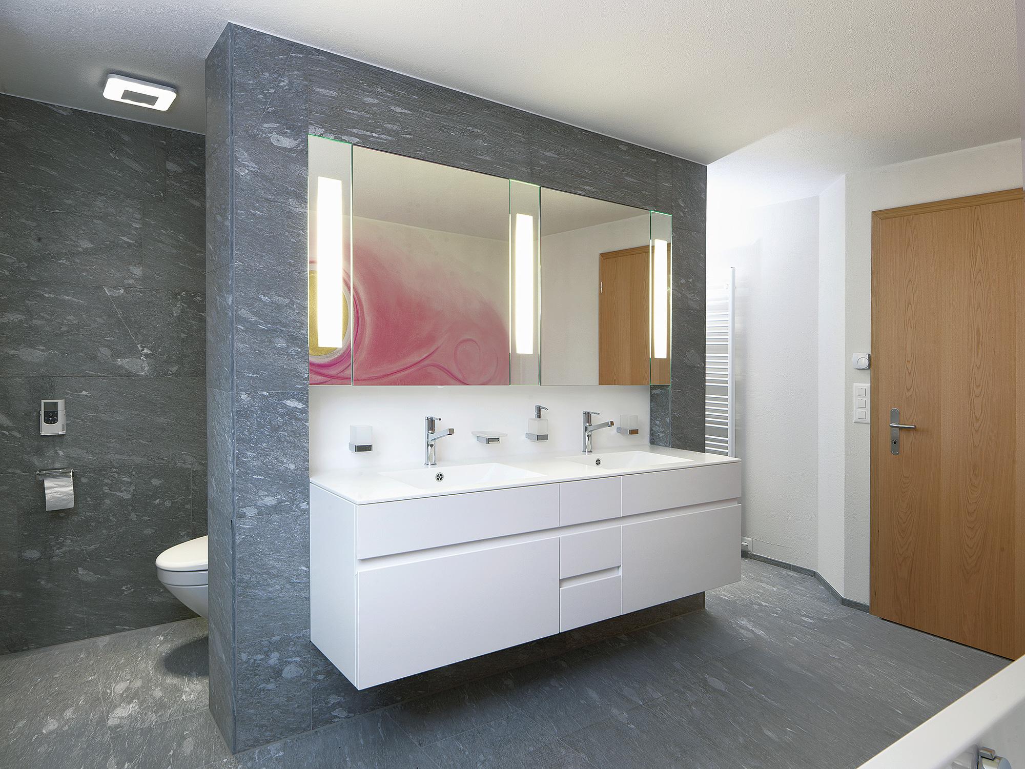 Badmöbel in Wandnische - Bäder & Badumbau-Spezialist für Küchen & Küchenbau, Moderne Küchen, Küchenumbau, Küchenbau, Bäder, Renovationen, Sursee, Willisau, Zentralschweiz, Luzern, Zofingen