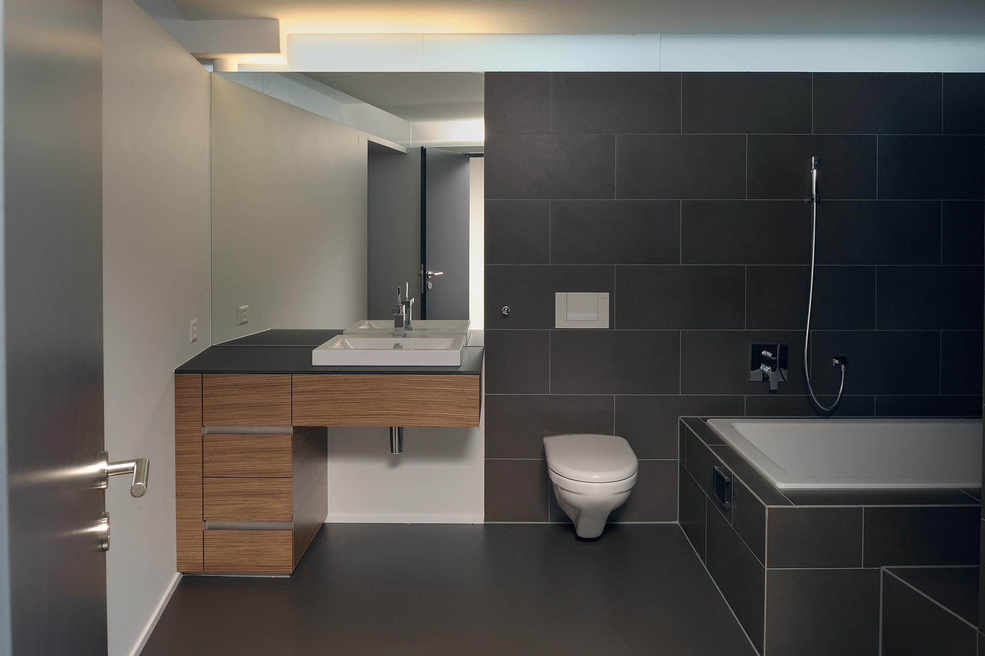 Badmöbel mit Glasabdeckung - Bäder & Badumbau-Spezialist für Küchen & Küchenbau, Moderne Küchen, Küchenumbau, Küchenbau, Bäder, Renovationen, Sursee, Willisau, Zentralschweiz, Luzern, Zofingen