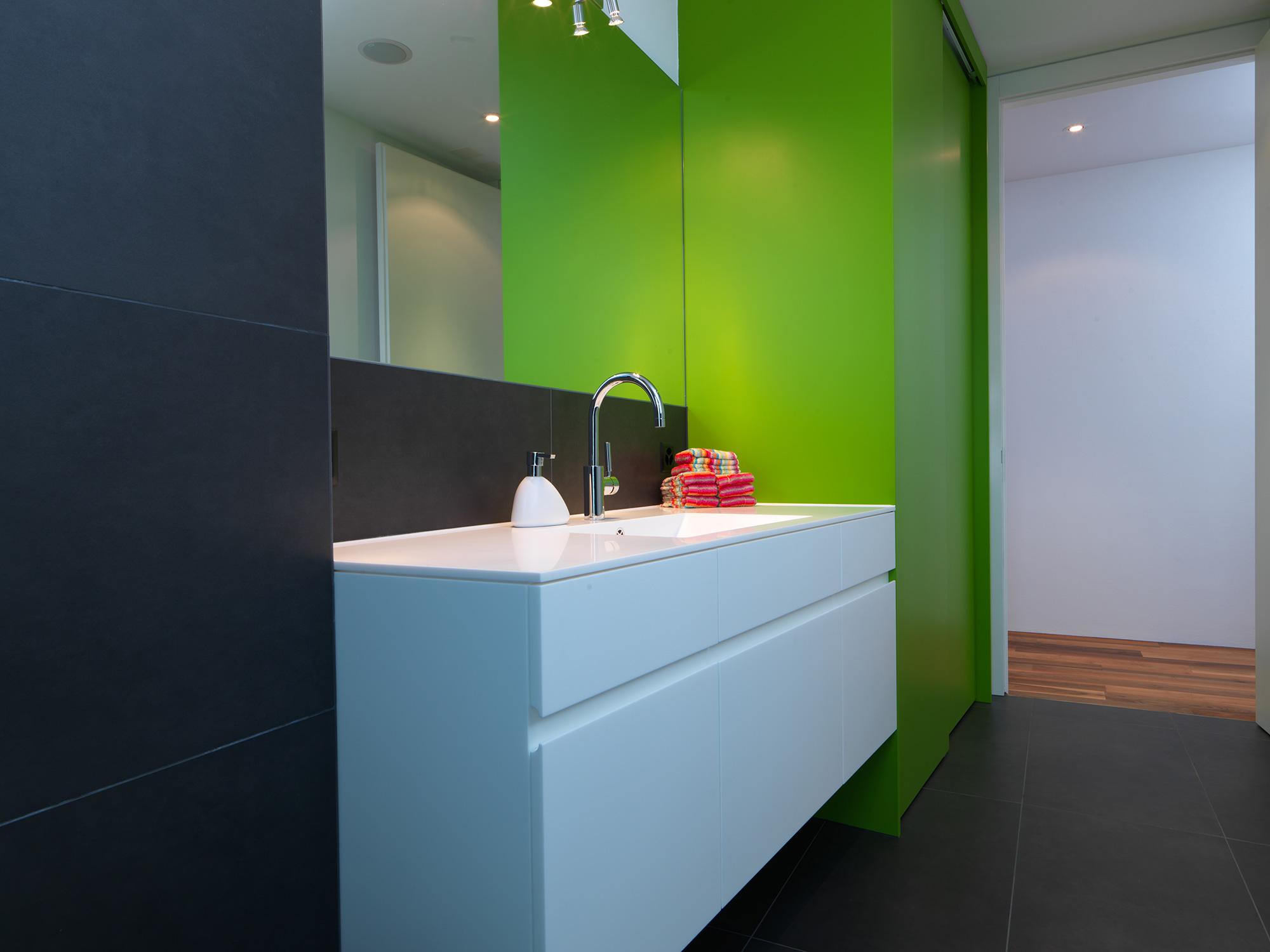 Badmöbel mit viel Stauraum - Bäder & Badumbau-Spezialist für Küchen & Küchenbau, Moderne Küchen, Küchenumbau, Küchenbau, Bäder, Renovationen, Sursee, Willisau, Zentralschweiz, Luzern, Zofingen