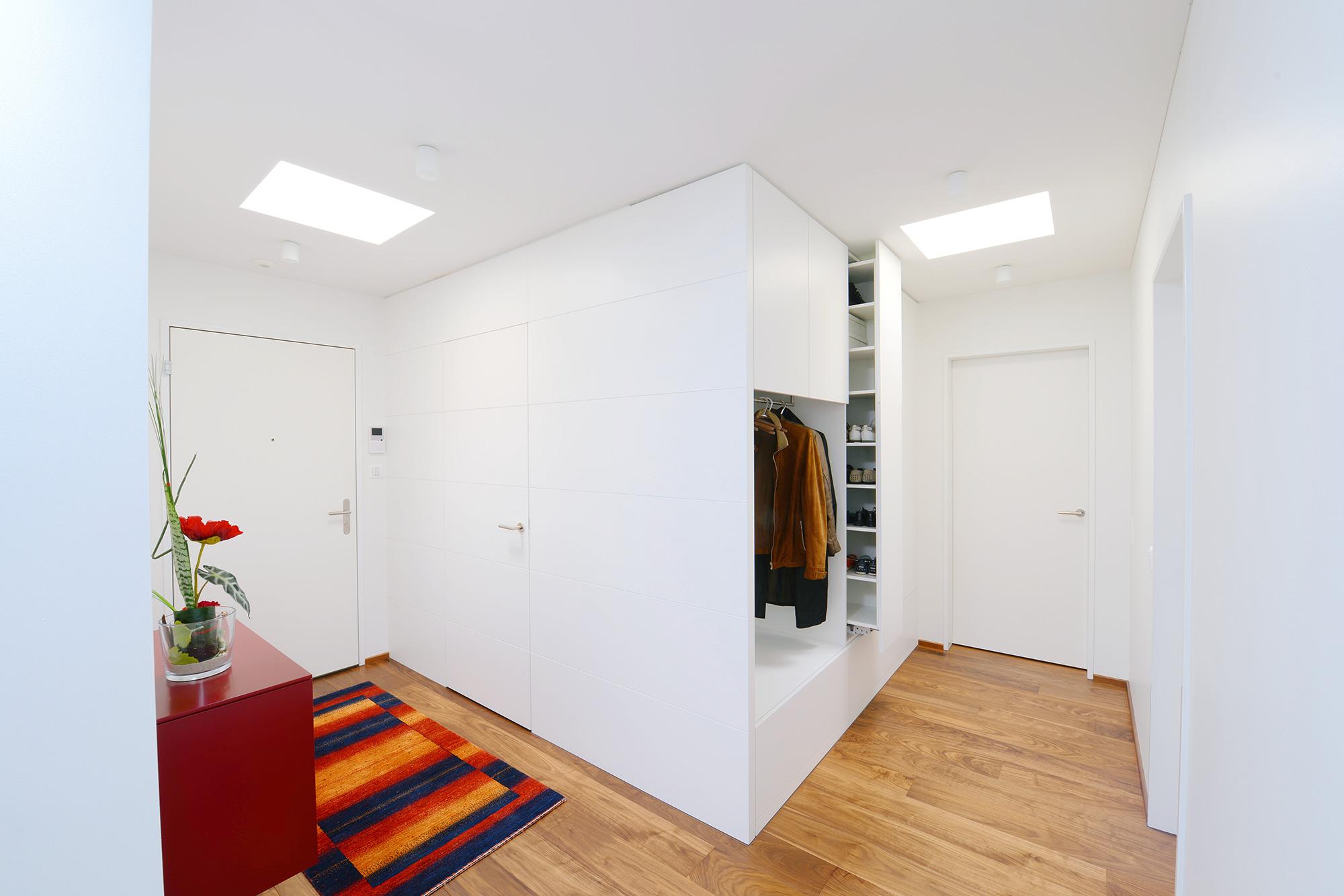 Einbaugarderobe mit Reduit - Raumgestaltung & Innenarchitektur-Spezialist für Küchen & Küchenbau, Moderne Küchen, Küchenumbau, Küchenbau, Bäder, Renovationen, Sursee, Willisau, Zentralschweiz, Luzern, Zofingen