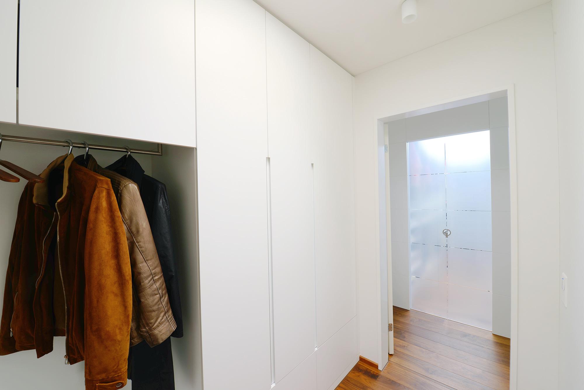 Einbaugarderobe mit Reduit - Raumgestaltung & Innenarchitektur-Spezialist für Küchen & Küchenbau, Moderne Küchen, Küchenumbau, Küchenbau, Bäder, Renovationen, Sursee, Willisau, Zentralschweiz, Luzern, Zofingen