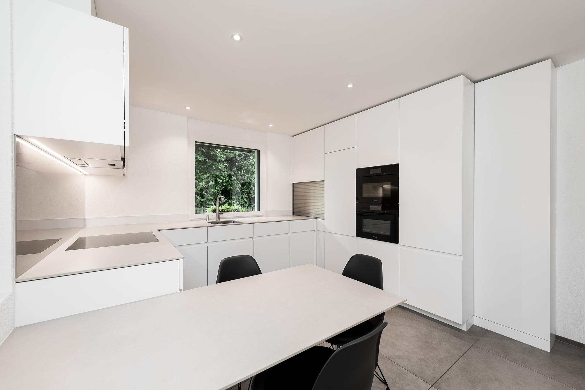 Essen und Kochen in Kombination ... - Küchen & Küchenumbau-Spezialist für Küchen & Küchenbau, Moderne Küchen, Küchenumbau, Küchenbau, Bäder, Renovationen, Sursee, Willisau, Zentralschweiz, Luzern, Zofingen