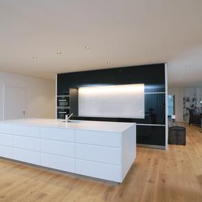 Glasküche mit Himacsinsel - KAWA Design AG :: Küchen Raum Bäder, Sursee, Willisau, Luzern, Zofingen