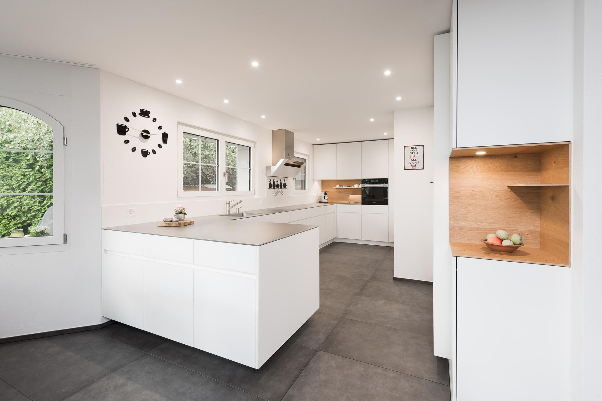 Helle Küche mit warmen Akzenten ... - Küchen & Küchenumbau,Raumgestaltung & Innenarchitektur-Spezialist für Küchen & Küchenbau, Moderne Küchen, Küchenumbau, Küchenbau, Bäder, Renovationen, Sursee, Willisau, Zentralschweiz, Luzern, Zofingen