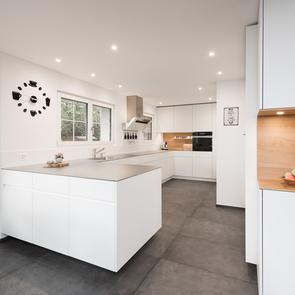 Helle Küche mit warmen Akzenten ... - KAWA Design AG :: Küchen Raum Bäder, Sursee, Willisau, Luzern, Zofingen