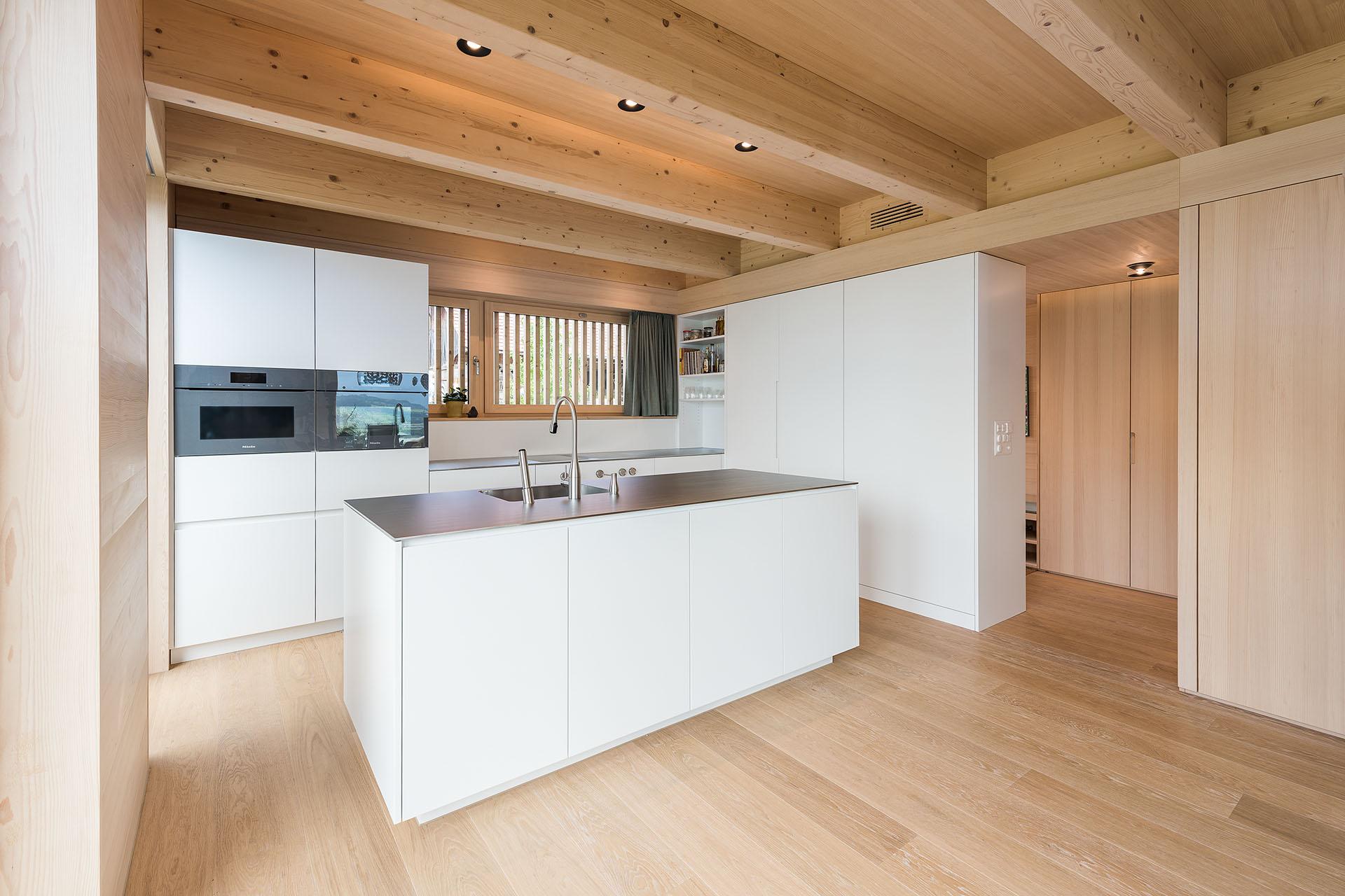 High-End-Küche im warmen Ambiente ... - Küchen & Küchenumbau-Spezialist für Küchen & Küchenbau, Moderne Küchen, Küchenumbau, Küchenbau, Bäder, Renovationen, Sursee, Willisau, Zentralschweiz, Luzern, Zofingen