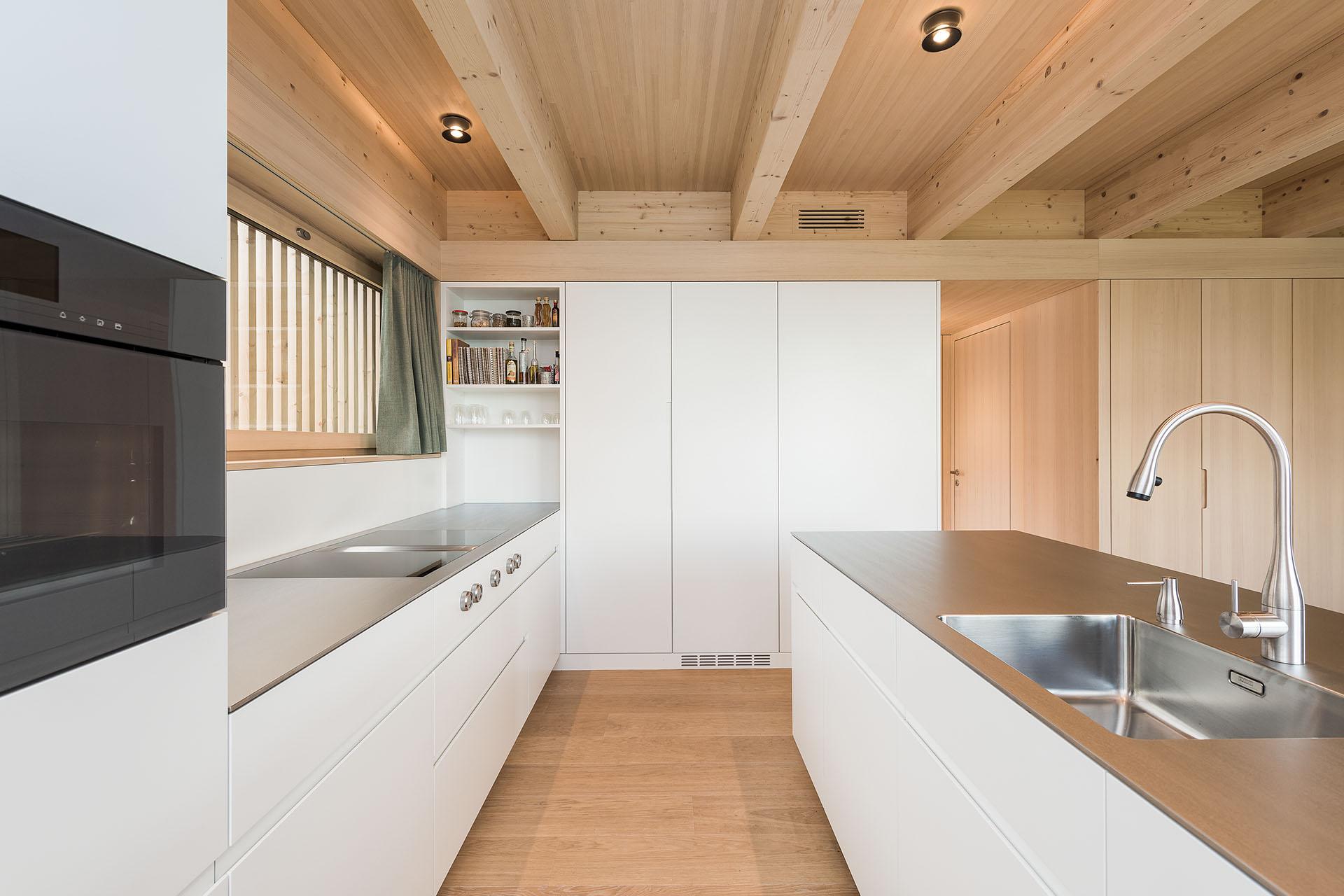 High-End-Küche im warmen Ambiente ... - Küchen & Küchenumbau-Spezialist für Küchen & Küchenbau, Moderne Küchen, Küchenumbau, Küchenbau, Bäder, Renovationen, Sursee, Willisau, Zentralschweiz, Luzern, Zofingen