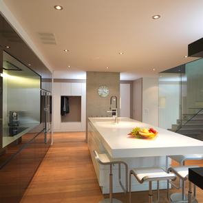 Himacsküche mit Glasfronten - KAWA Design AG :: Küchen Raum Bäder, Sursee, Willisau, Luzern, Zofingen