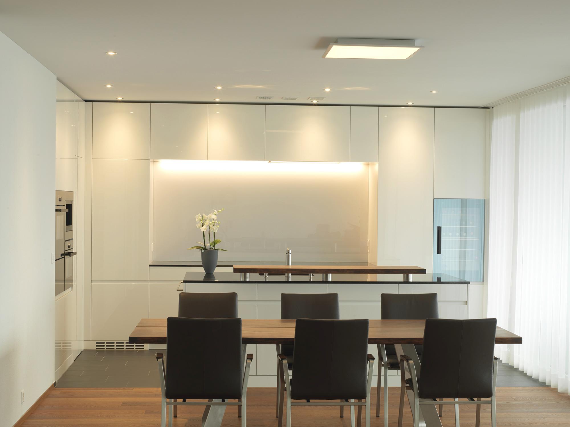 Hochglanzküche mit Reduitraum - Küchen & Küchenumbau-Spezialist für Küchen & Küchenbau, Moderne Küchen, Küchenumbau, Küchenbau, Bäder, Renovationen, Sursee, Willisau, Zentralschweiz, Luzern, Zofingen