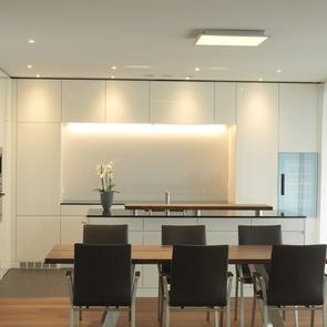 Hochglanzküche mit Reduitraum - KAWA Design AG :: Küchen Raum Bäder, Sursee, Willisau, Luzern, Zofingen