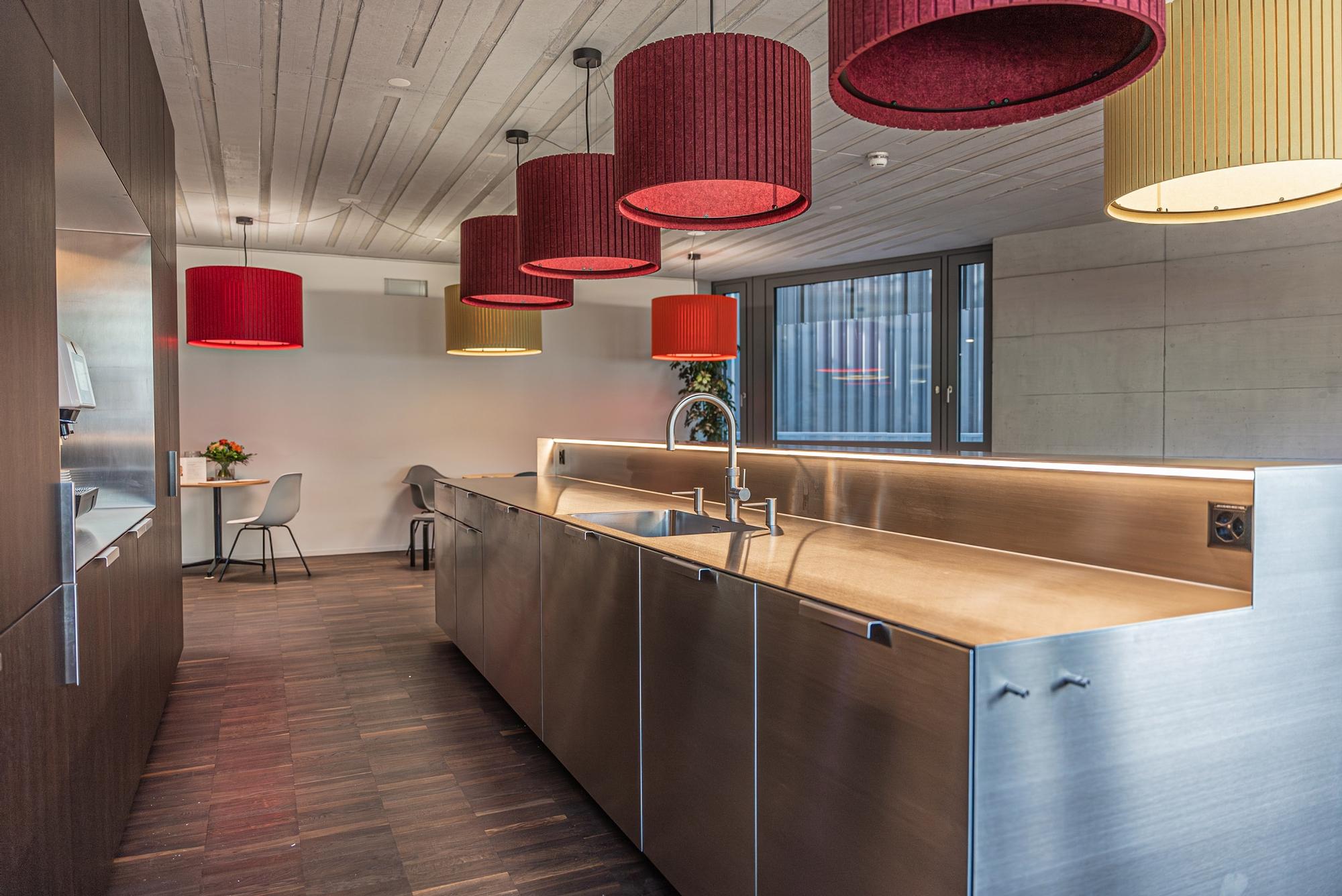 Holz und Stahl im Einklang ... - Küchen & Küchenumbau-Spezialist für Küchen & Küchenbau, Moderne Küchen, Küchenumbau, Küchenbau, Bäder, Renovationen, Sursee, Willisau, Zentralschweiz, Luzern, Zofingen