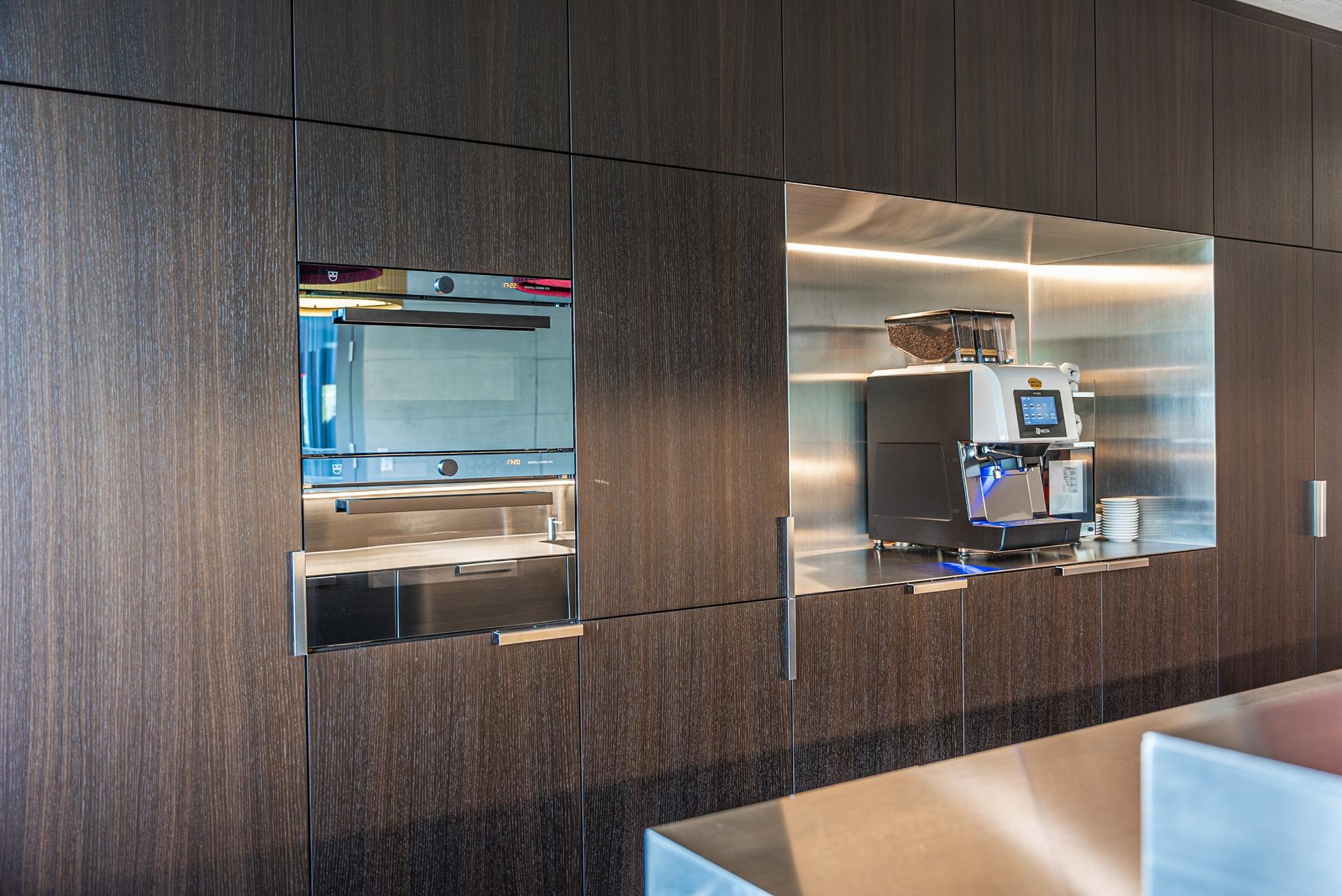 Holz und Stahl im Einklang ... - Küchen & Küchenumbau-Spezialist für Küchen & Küchenbau, Moderne Küchen, Küchenumbau, Küchenbau, Bäder, Renovationen, Sursee, Willisau, Zentralschweiz, Luzern, Zofingen