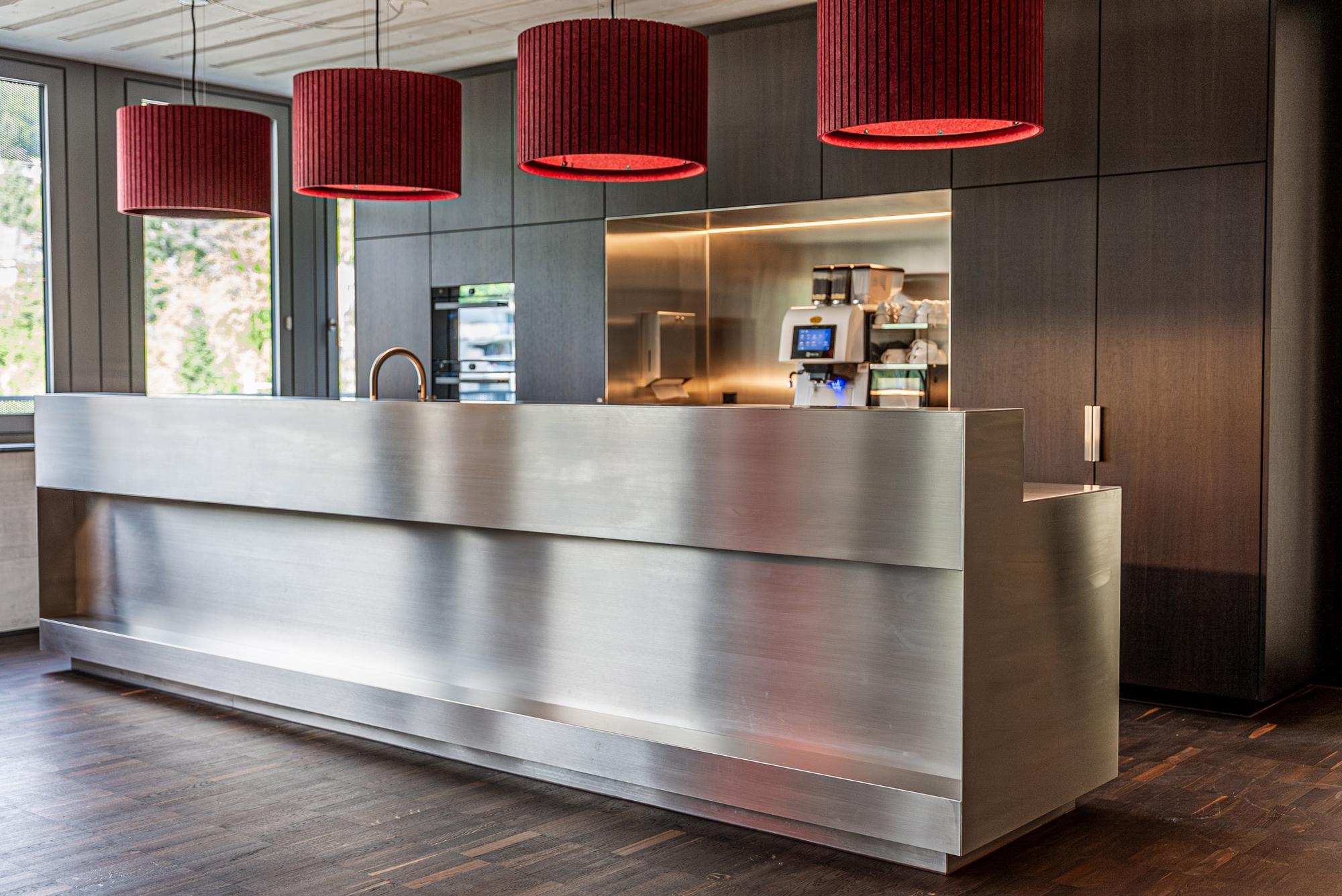 Holz und Stahl im Einklang ... - Küchen & Küchenumbau-Spezialist für Küchen & Küchenbau, Moderne Küchen, Küchenumbau, Küchenbau, Bäder, Renovationen, Sursee, Willisau, Zentralschweiz, Luzern, Zofingen