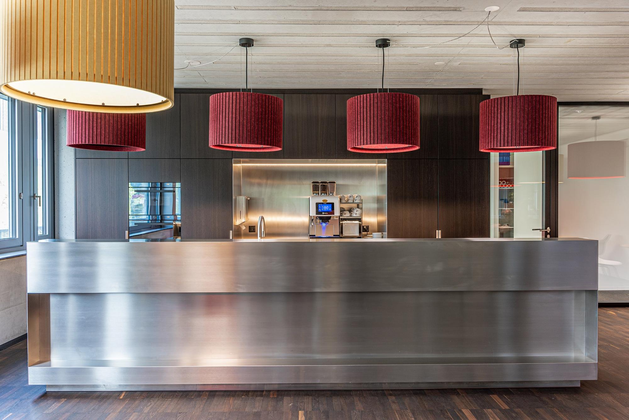 Holz und Stahl im Einklang ... - Küchen & Küchenumbau-Spezialist für Küchen & Küchenbau, Moderne Küchen, Küchenumbau, Küchenbau, Bäder, Renovationen, Sursee, Willisau, Zentralschweiz, Luzern, Zofingen