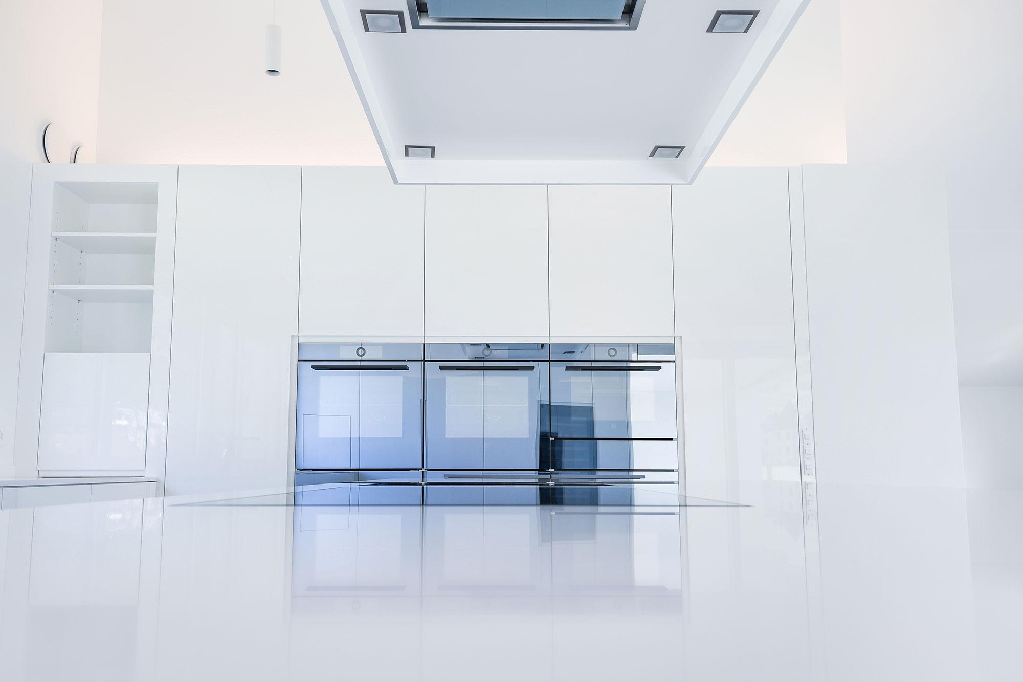 Klare Linienführung... - Küchen & Küchenumbau-Spezialist für Küchen & Küchenbau, Moderne Küchen, Küchenumbau, Küchenbau, Bäder, Renovationen, Sursee, Willisau, Zentralschweiz, Luzern, Zofingen