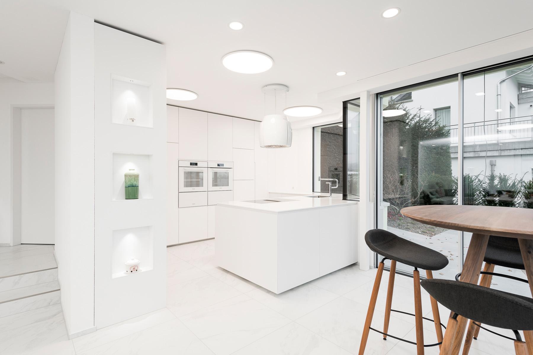 Kochen mit Seesicht ... - Küchen & Küchenumbau-Spezialist für Küchen & Küchenbau, Moderne Küchen, Küchenumbau, Küchenbau, Bäder, Renovationen, Sursee, Willisau, Zentralschweiz, Luzern, Zofingen