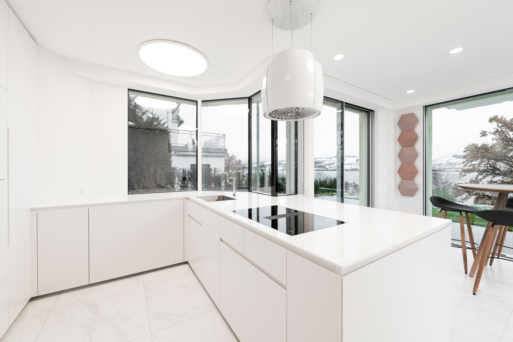 Kochen mit Seesicht ... - Küchen & Küchenumbau-Spezialist für Küchen & Küchenbau, Moderne Küchen, Küchenumbau, Küchenbau, Bäder, Renovationen, Sursee, Willisau, Zentralschweiz, Luzern, Zofingen