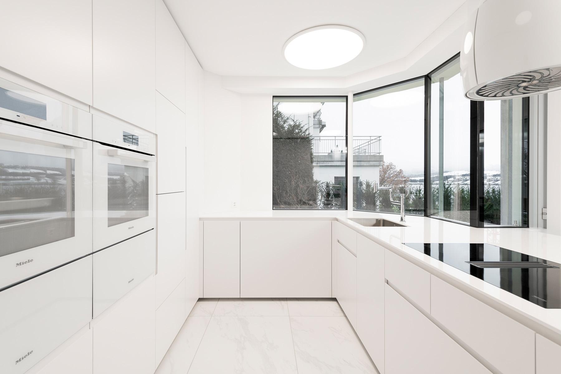 Kochen mit Seesicht ... - Küchen & Küchenumbau-Spezialist für Küchen & Küchenbau, Moderne Küchen, Küchenumbau, Küchenbau, Bäder, Renovationen, Sursee, Willisau, Zentralschweiz, Luzern, Zofingen