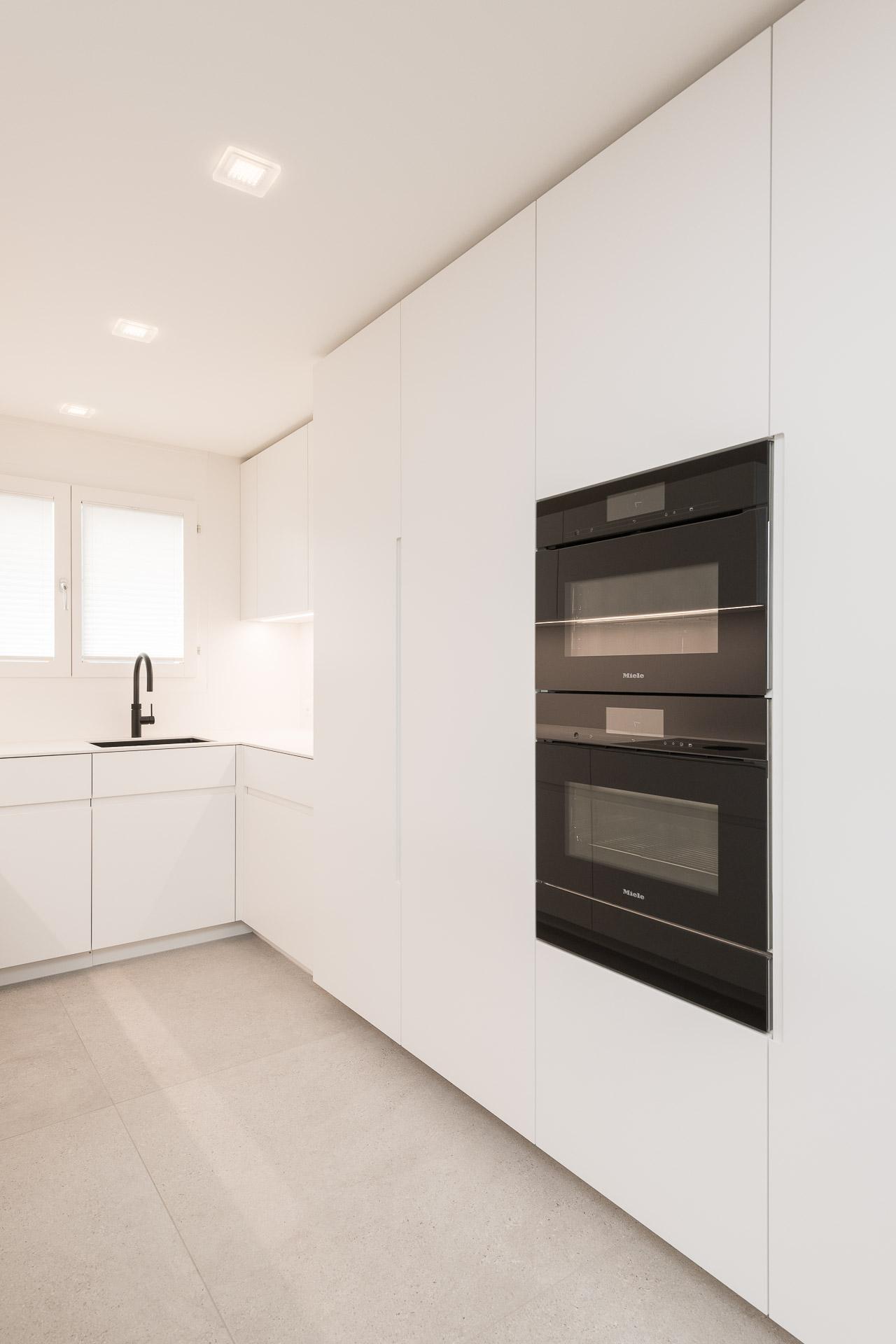 Kontraste im Detail... - Küchen & Küchenumbau-Spezialist für Küchen & Küchenbau, Moderne Küchen, Küchenumbau, Küchenbau, Bäder, Renovationen, Sursee, Willisau, Zentralschweiz, Luzern, Zofingen