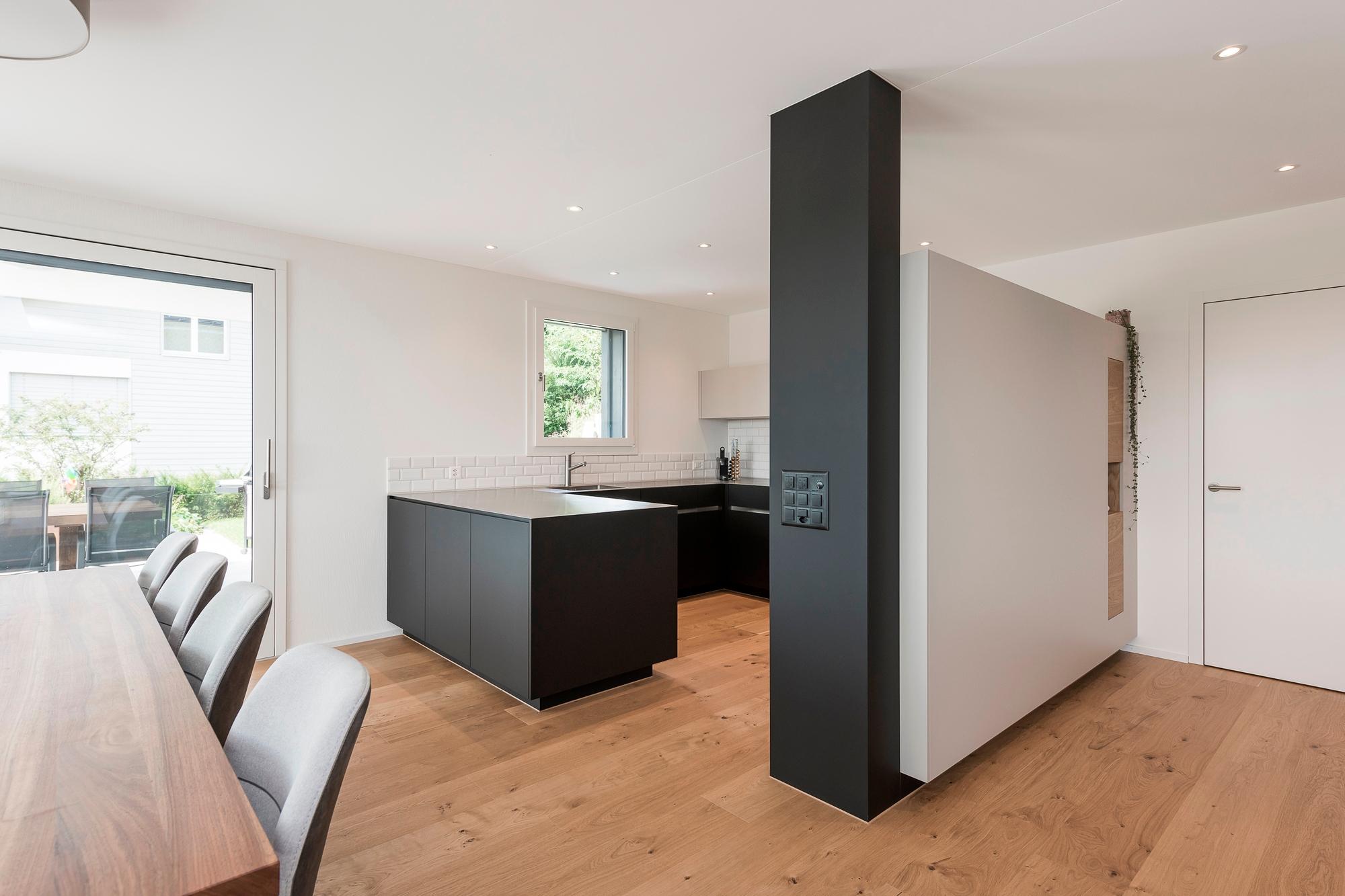 Küche als Raumtrenner ... - Küchen & Küchenumbau-Spezialist für Küchen & Küchenbau, Moderne Küchen, Küchenumbau, Küchenbau, Bäder, Renovationen, Sursee, Willisau, Zentralschweiz, Luzern, Zofingen