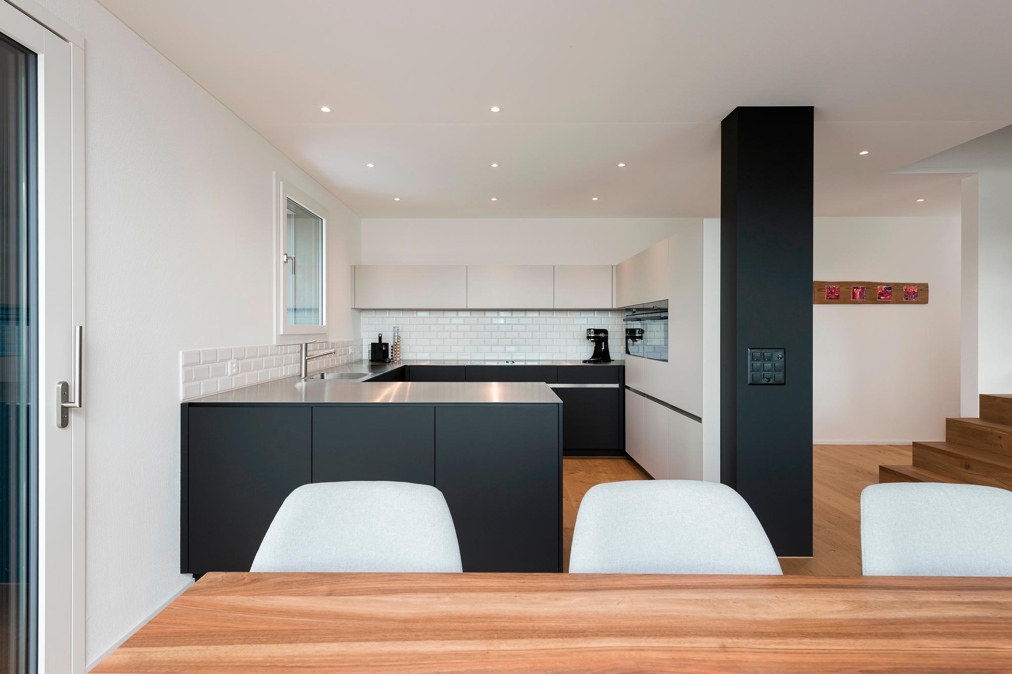 Küche als Raumtrenner ... - Küchen & Küchenumbau-Spezialist für Küchen & Küchenbau, Moderne Küchen, Küchenumbau, Küchenbau, Bäder, Renovationen, Sursee, Willisau, Zentralschweiz, Luzern, Zofingen