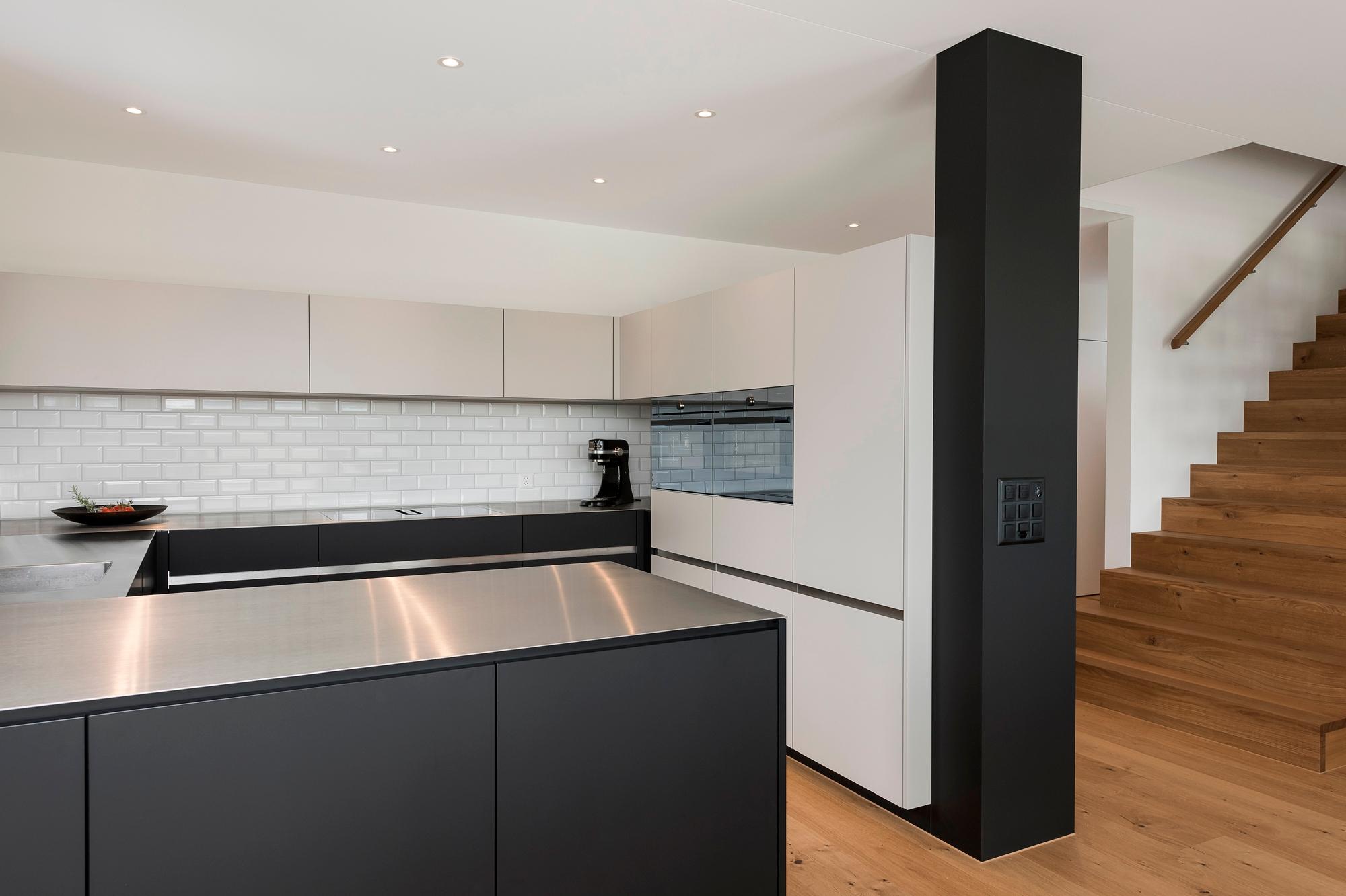 Küche als Raumtrenner ... - Küchen & Küchenumbau-Spezialist für Küchen & Küchenbau, Moderne Küchen, Küchenumbau, Küchenbau, Bäder, Renovationen, Sursee, Willisau, Zentralschweiz, Luzern, Zofingen