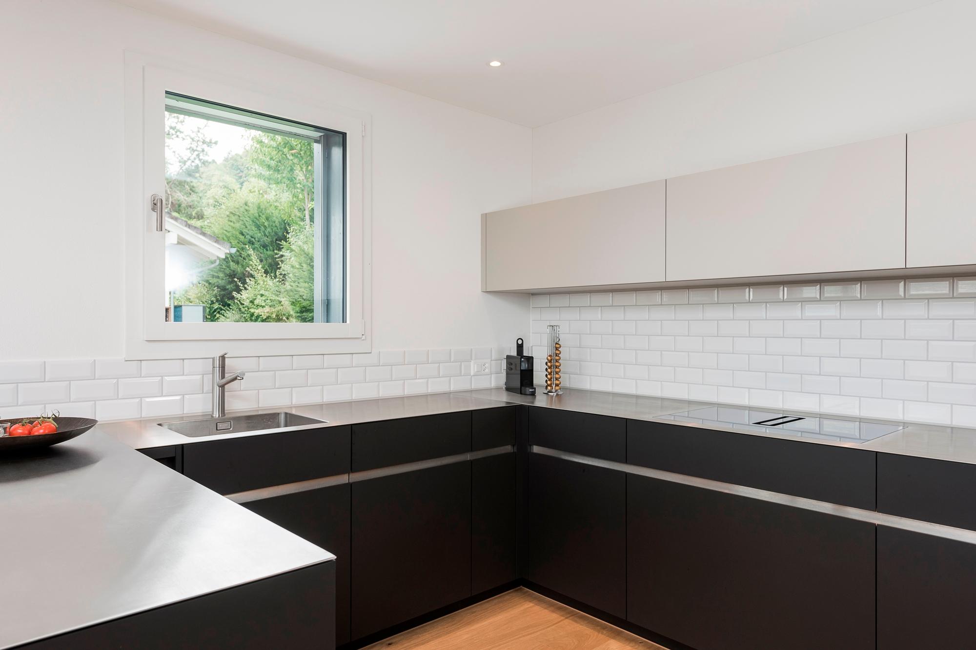 Küche als Raumtrenner ... - Küchen & Küchenumbau-Spezialist für Küchen & Küchenbau, Moderne Küchen, Küchenumbau, Küchenbau, Bäder, Renovationen, Sursee, Willisau, Zentralschweiz, Luzern, Zofingen