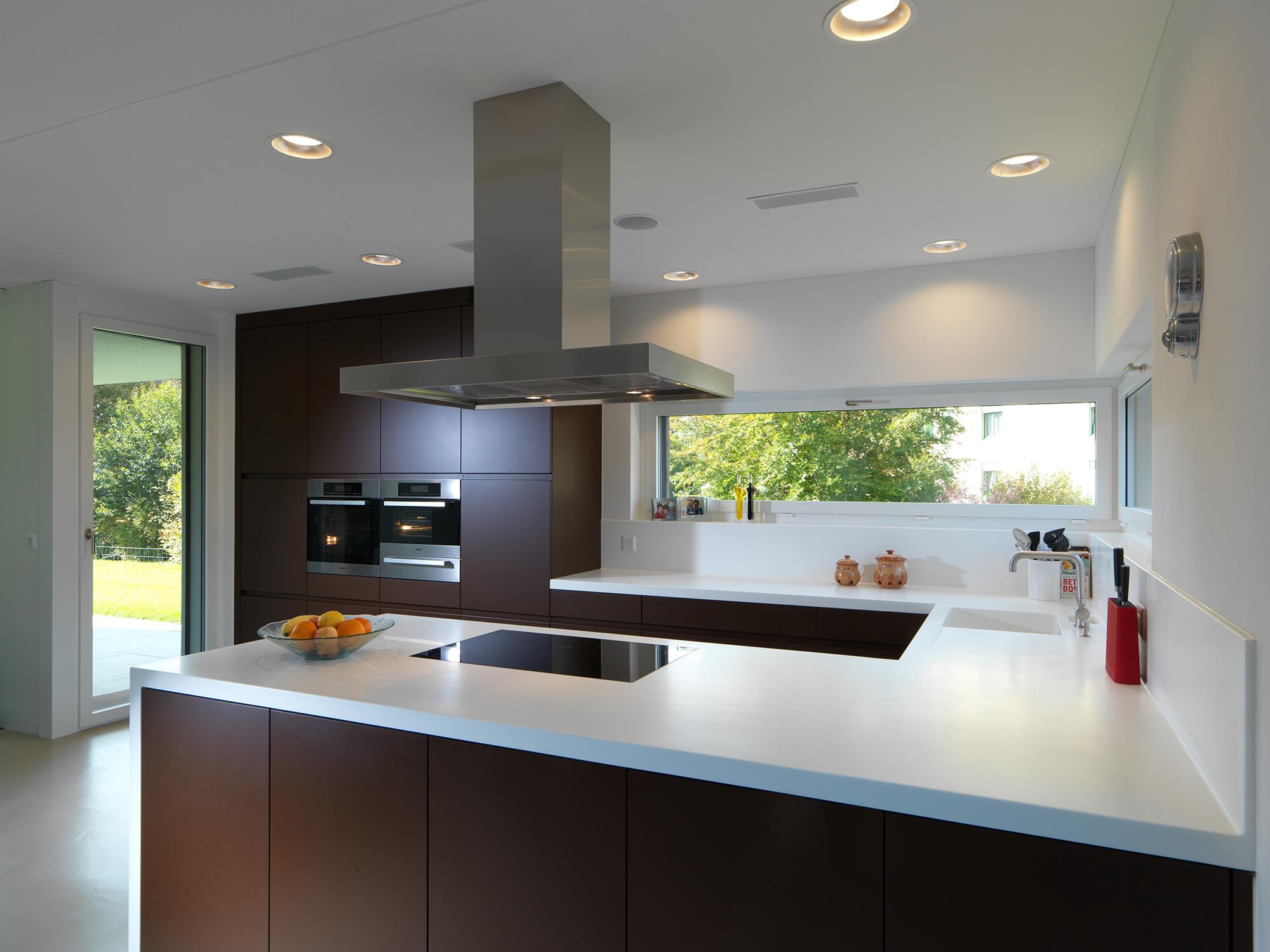 Küche in Himacs und Lack - Küchen & Küchenumbau-Spezialist für Küchen & Küchenbau, Moderne Küchen, Küchenumbau, Küchenbau, Bäder, Renovationen, Sursee, Willisau, Zentralschweiz, Luzern, Zofingen