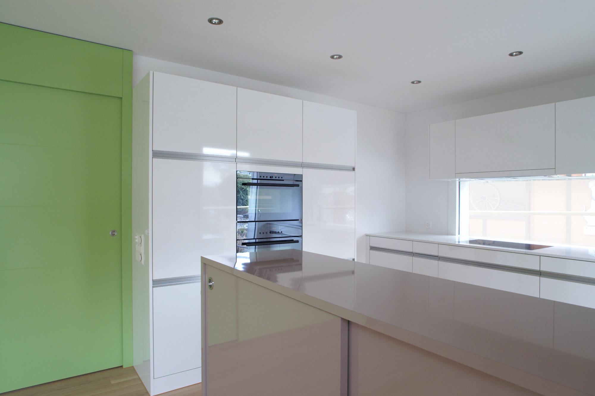 Küche mit Barelement - Küchen & Küchenumbau-Spezialist für Küchen & Küchenbau, Moderne Küchen, Küchenumbau, Küchenbau, Bäder, Renovationen, Sursee, Willisau, Zentralschweiz, Luzern, Zofingen