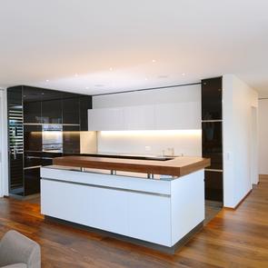 Küche mit Glasfronten - KAWA Design AG :: Küchen Raum Bäder, Sursee, Willisau, Luzern, Zofingen