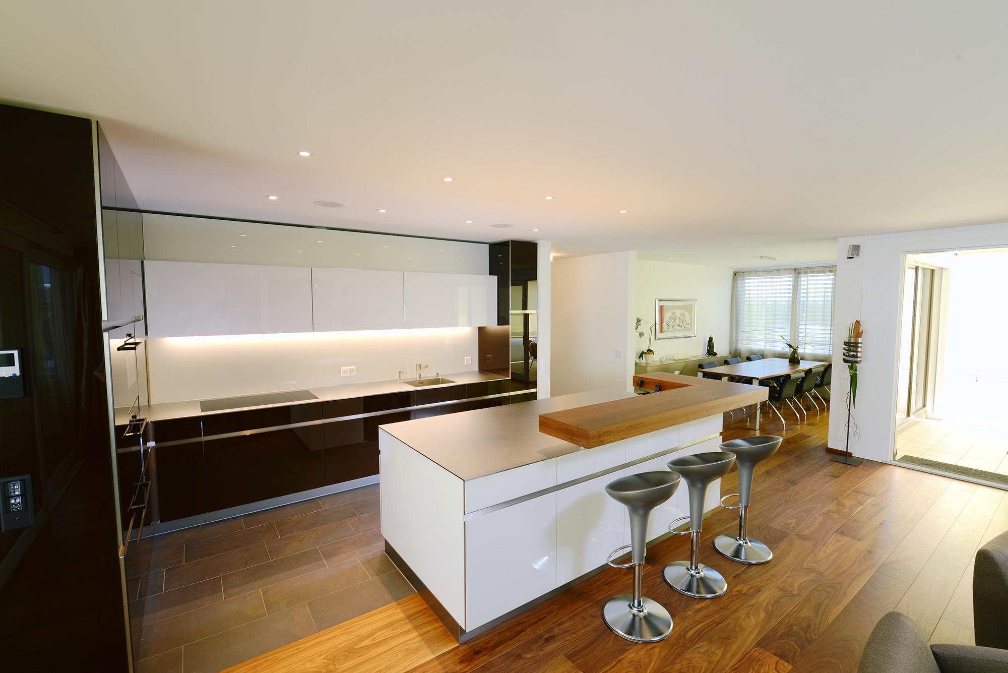 Küche mit Glasfronten - Küchen & Küchenumbau-Spezialist für Küchen & Küchenbau, Moderne Küchen, Küchenumbau, Küchenbau, Bäder, Renovationen, Sursee, Willisau, Zentralschweiz, Luzern, Zofingen