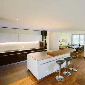 Küche mit Glasfronten - KAWA Design AG :: Küchen Raum Bäder, Sursee, Willisau, Luzern, Zofingen