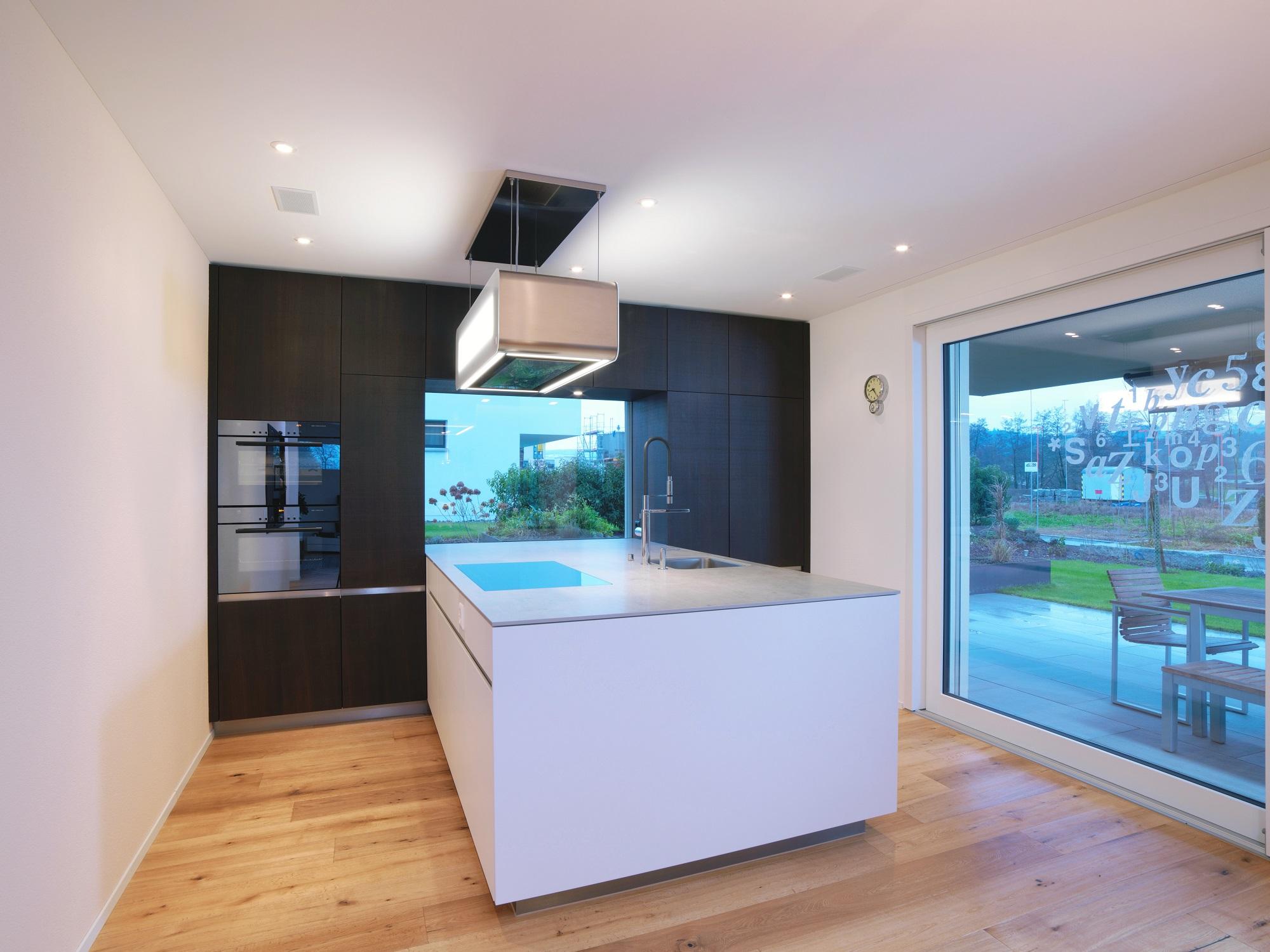 Küche mit Holz- und Lackfronten - Küchen & Küchenumbau-Spezialist für Küchen & Küchenbau, Moderne Küchen, Küchenumbau, Küchenbau, Bäder, Renovationen, Sursee, Willisau, Zentralschweiz, Luzern, Zofingen