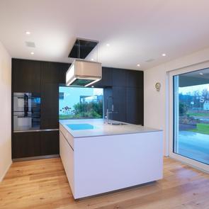 Küche mit Holz- und Lackfronten - KAWA Design AG :: Küchen Raum Bäder, Sursee, Willisau, Luzern, Zofingen