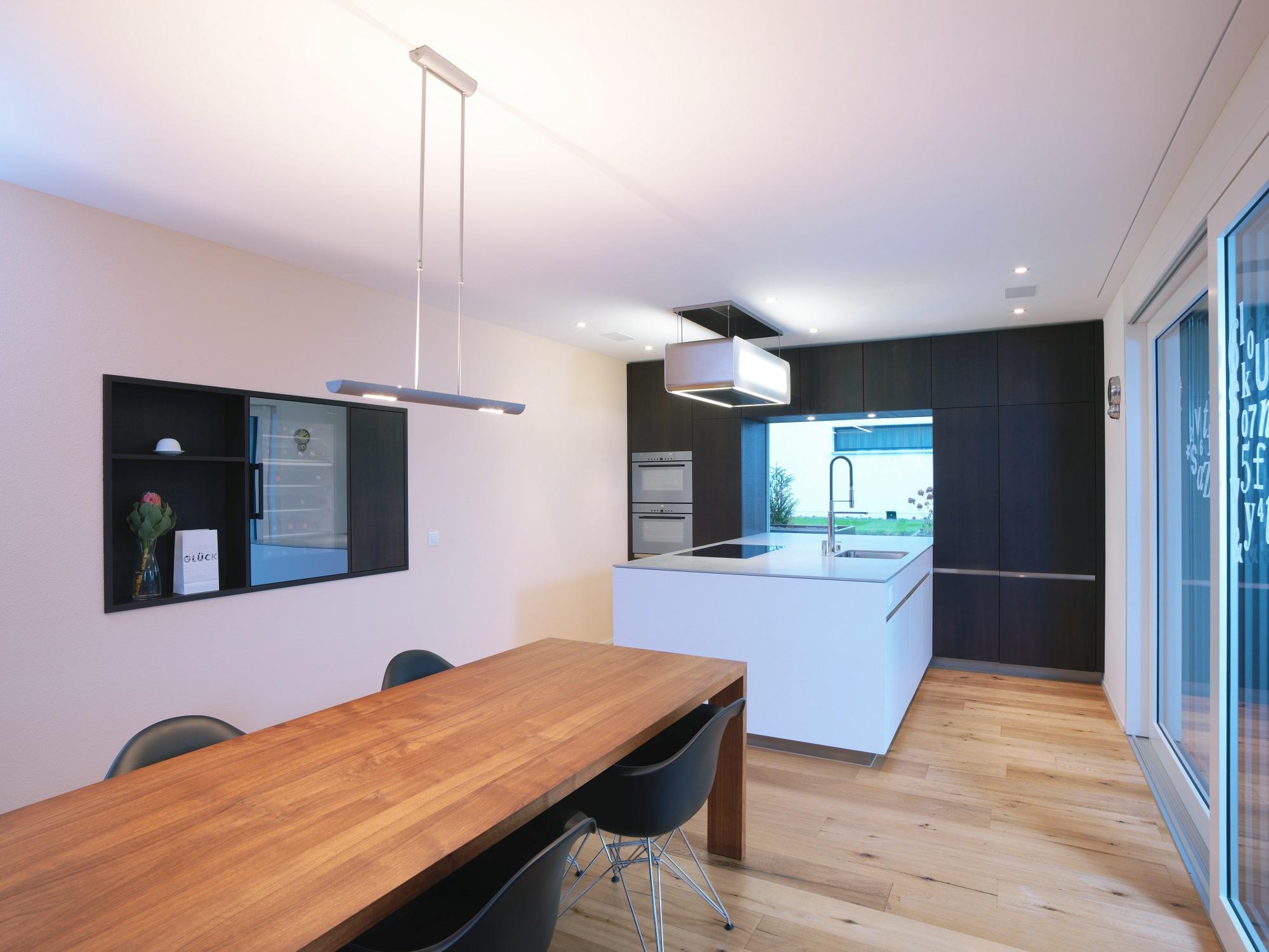 Küche mit Holz- und Lackfronten - Küchen & Küchenumbau-Spezialist für Küchen & Küchenbau, Moderne Küchen, Küchenumbau, Küchenbau, Bäder, Renovationen, Sursee, Willisau, Zentralschweiz, Luzern, Zofingen