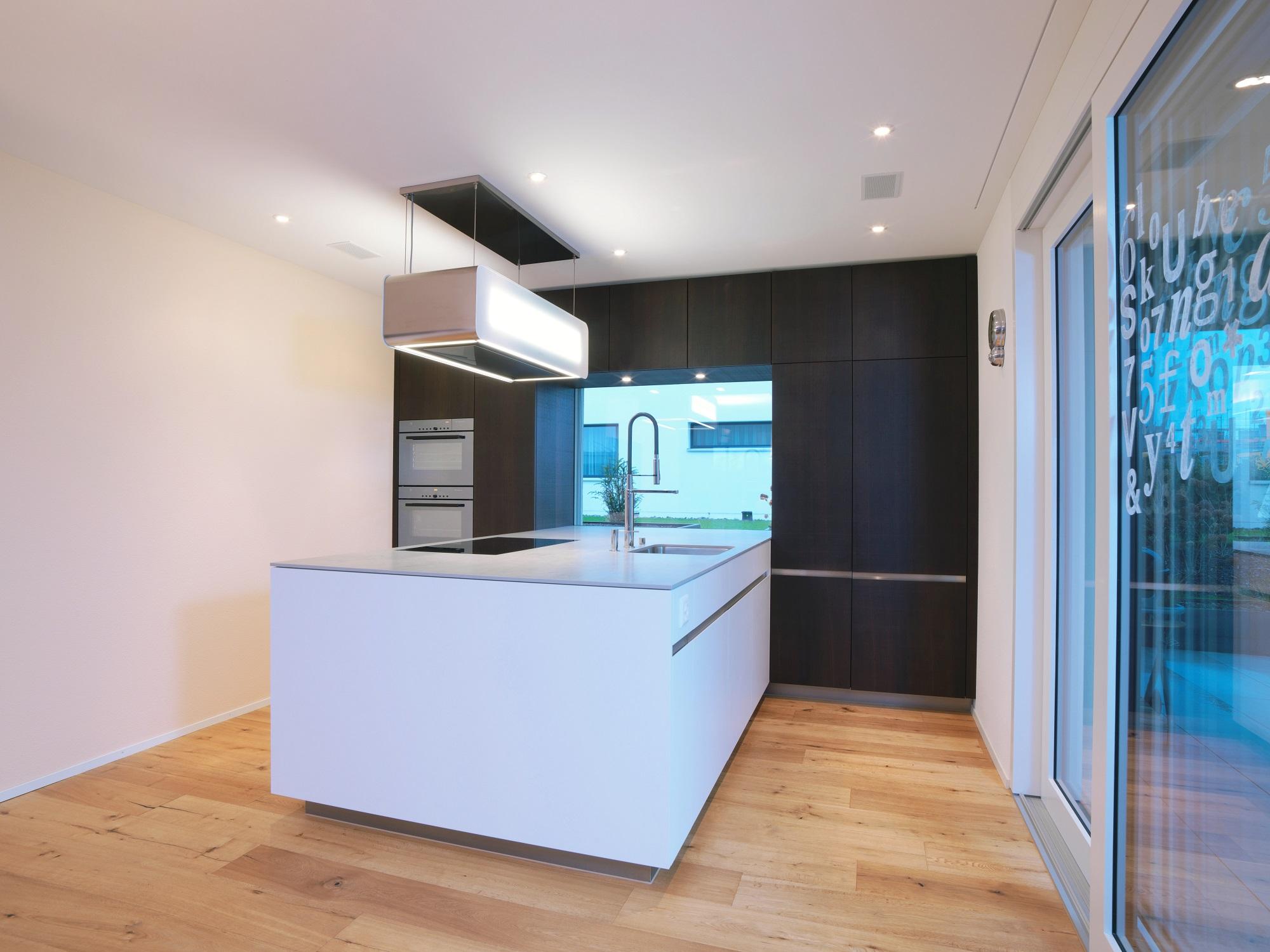 Küche mit Holz- und Lackfronten - Küchen & Küchenumbau-Spezialist für Küchen & Küchenbau, Moderne Küchen, Küchenumbau, Küchenbau, Bäder, Renovationen, Sursee, Willisau, Zentralschweiz, Luzern, Zofingen