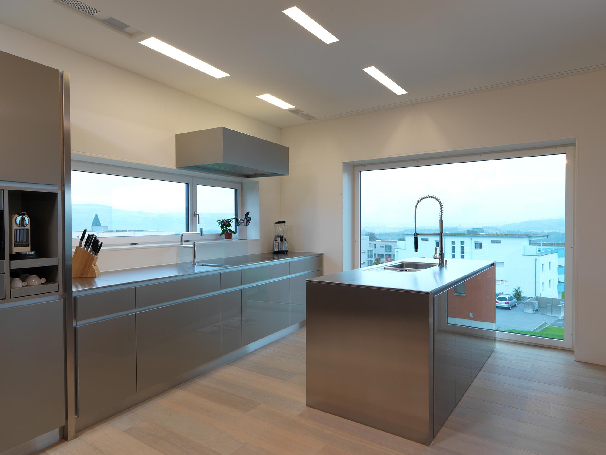 Küche mit Rüstinsel - Küchen & Küchenumbau-Spezialist für Küchen & Küchenbau, Moderne Küchen, Küchenumbau, Küchenbau, Bäder, Renovationen, Sursee, Willisau, Zentralschweiz, Luzern, Zofingen