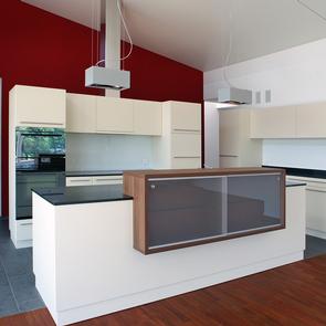 Küche mit  Insel und Barelement - KAWA Design AG :: Küchen Raum Bäder, Sursee, Willisau, Luzern, Zofingen