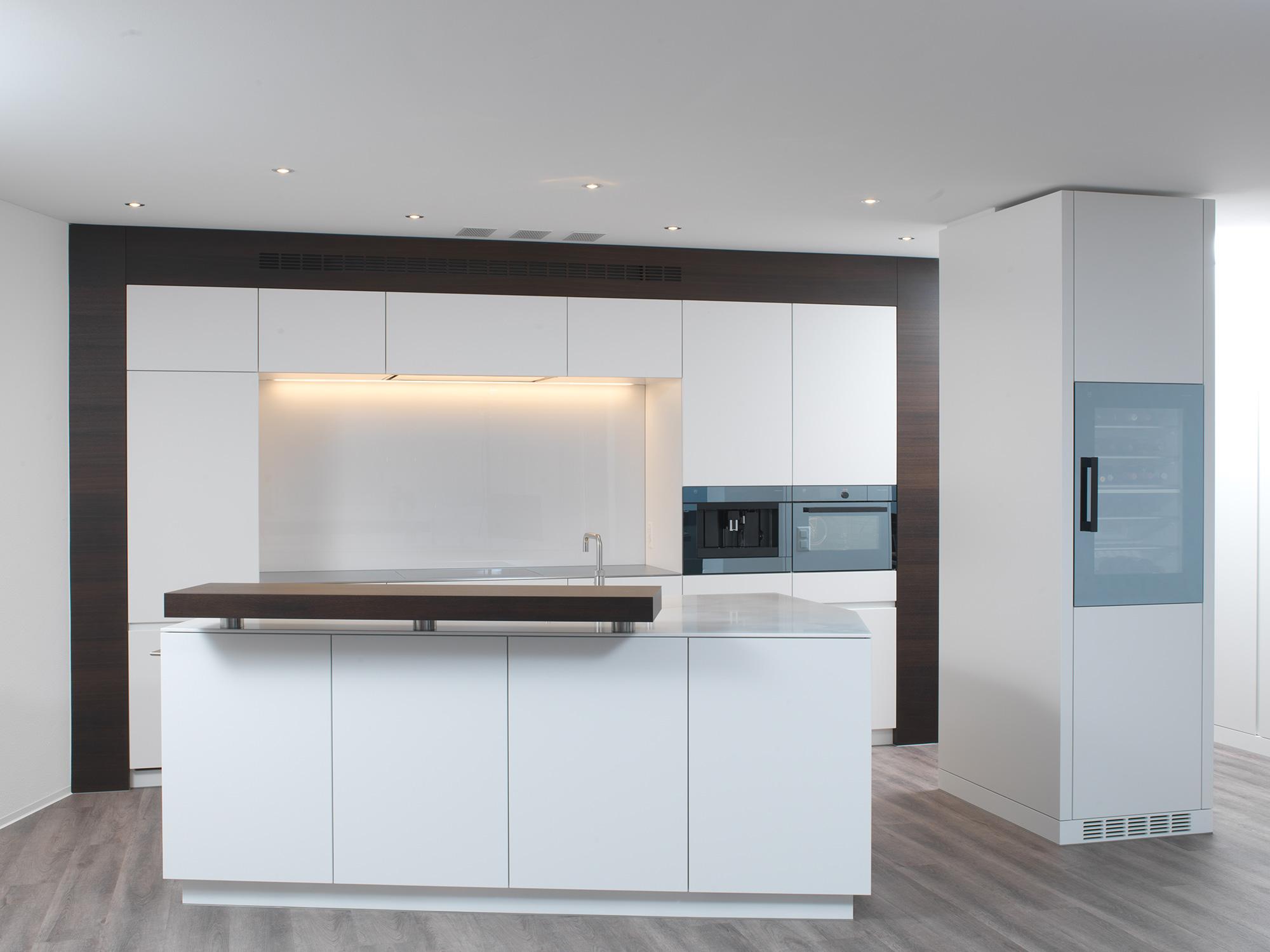 Küche mit trapezförmiger Insel - Küchen & Küchenumbau-Spezialist für Küchen & Küchenbau, Moderne Küchen, Küchenumbau, Küchenbau, Bäder, Renovationen, Sursee, Willisau, Zentralschweiz, Luzern, Zofingen