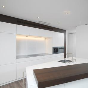 Küche mit trapezförmiger Insel - KAWA Design AG :: Küchen Raum Bäder, Sursee, Willisau, Luzern, Zofingen