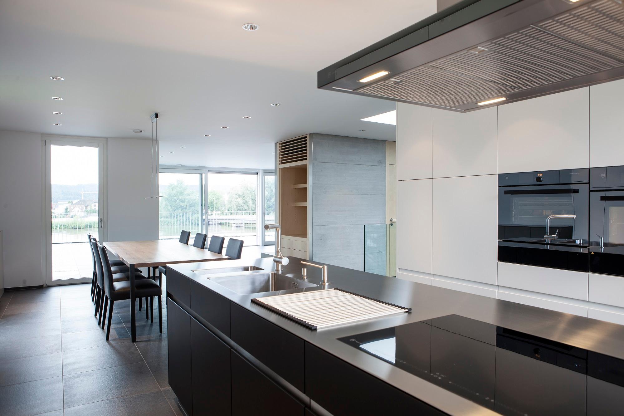 Küche und Einbaumöbel in Holz und Lack - Küchen & Küchenumbau,Raumgestaltung & Innenarchitektur-Spezialist für Küchen & Küchenbau, Moderne Küchen, Küchenumbau, Küchenbau, Bäder, Renovationen, Sursee, Willisau, Zentralschweiz, Luzern, Zofingen