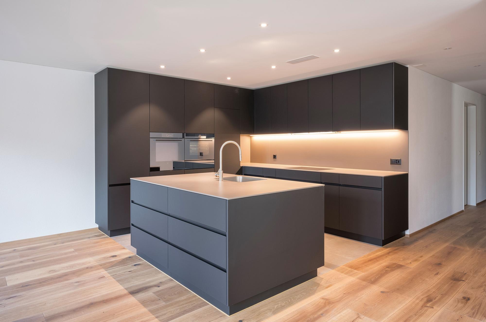 Mut zur dunklen Küche ...  - Küchen & Küchenumbau-Spezialist für Küchen & Küchenbau, Moderne Küchen, Küchenumbau, Küchenbau, Bäder, Renovationen, Sursee, Willisau, Zentralschweiz, Luzern, Zofingen