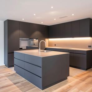 Mut zur dunklen Küche ...  - KAWA Design AG :: Küchen Raum Bäder, Sursee, Willisau, Luzern, Zofingen