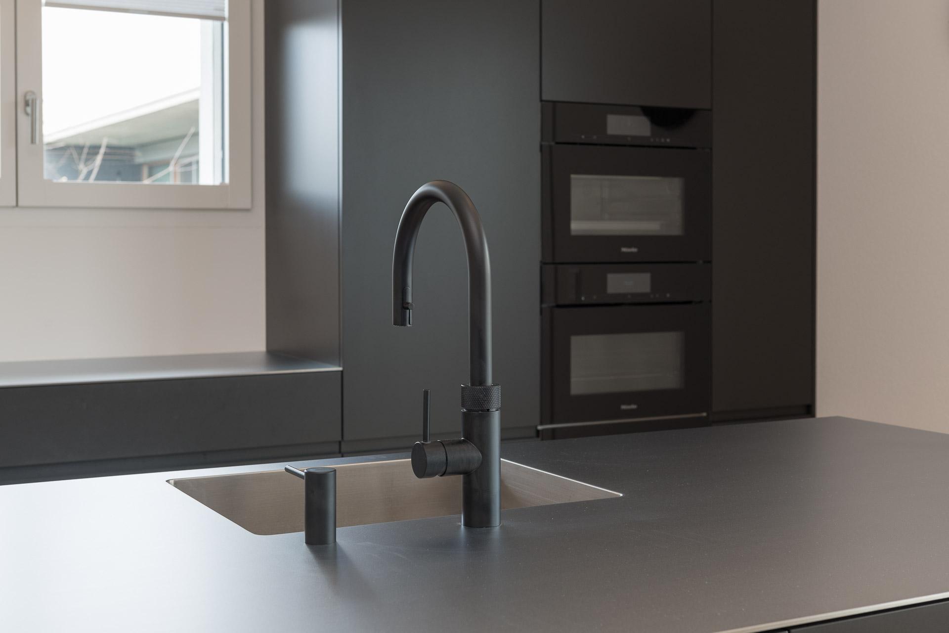 Puristische Eleganz trifft auf warme Natürlichkeit... - Küchen & Küchenumbau-Spezialist für Küchen & Küchenbau, Moderne Küchen, Küchenumbau, Küchenbau, Bäder, Renovationen, Sursee, Willisau, Zentralschweiz, Luzern, Zofingen