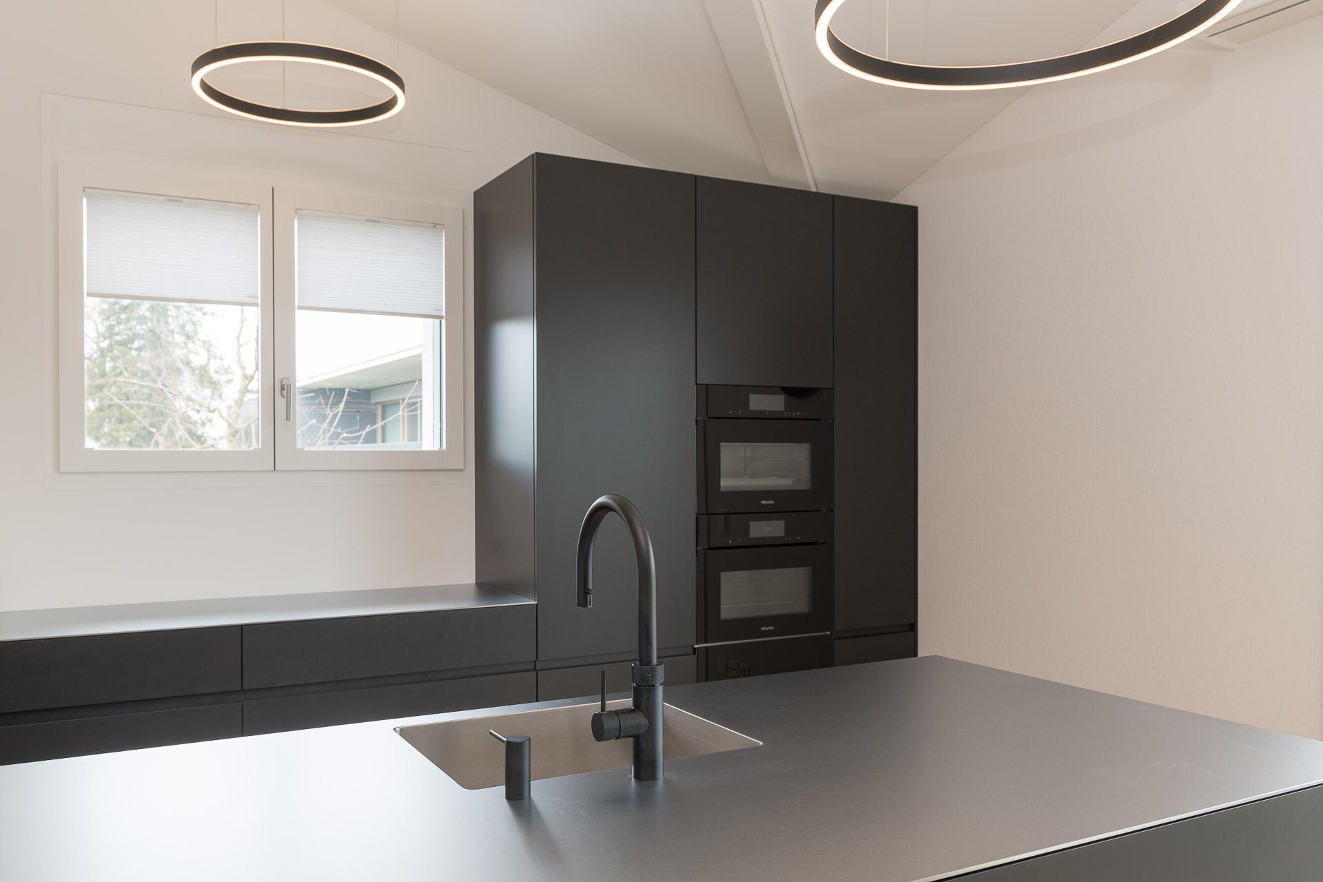 Puristische Eleganz trifft auf warme Natürlichkeit... - Küchen & Küchenumbau-Spezialist für Küchen & Küchenbau, Moderne Küchen, Küchenumbau, Küchenbau, Bäder, Renovationen, Sursee, Willisau, Zentralschweiz, Luzern, Zofingen