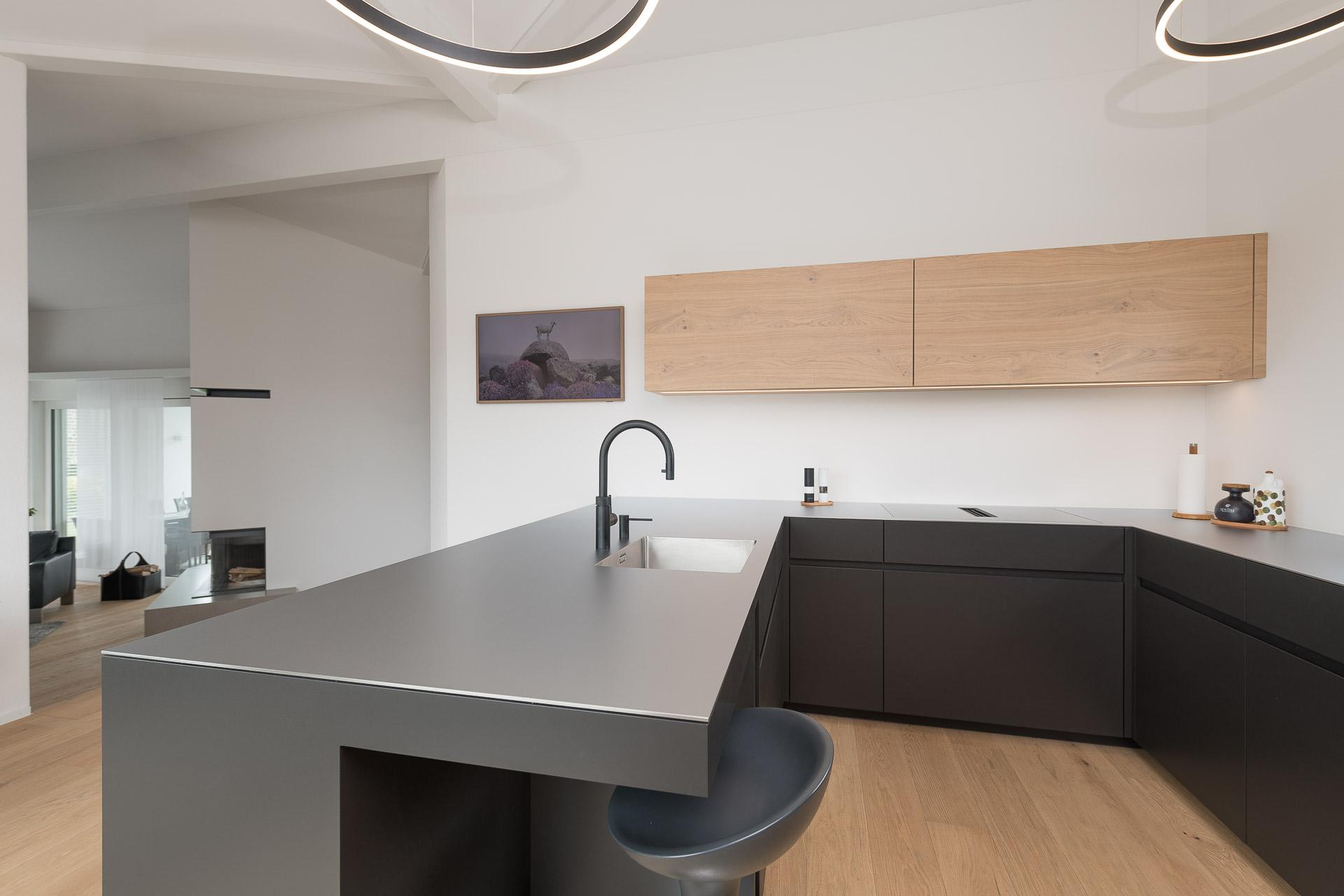 Puristische Eleganz trifft auf warme Natürlichkeit... - Küchen & Küchenumbau-Spezialist für Küchen & Küchenbau, Moderne Küchen, Küchenumbau, Küchenbau, Bäder, Renovationen, Sursee, Willisau, Zentralschweiz, Luzern, Zofingen