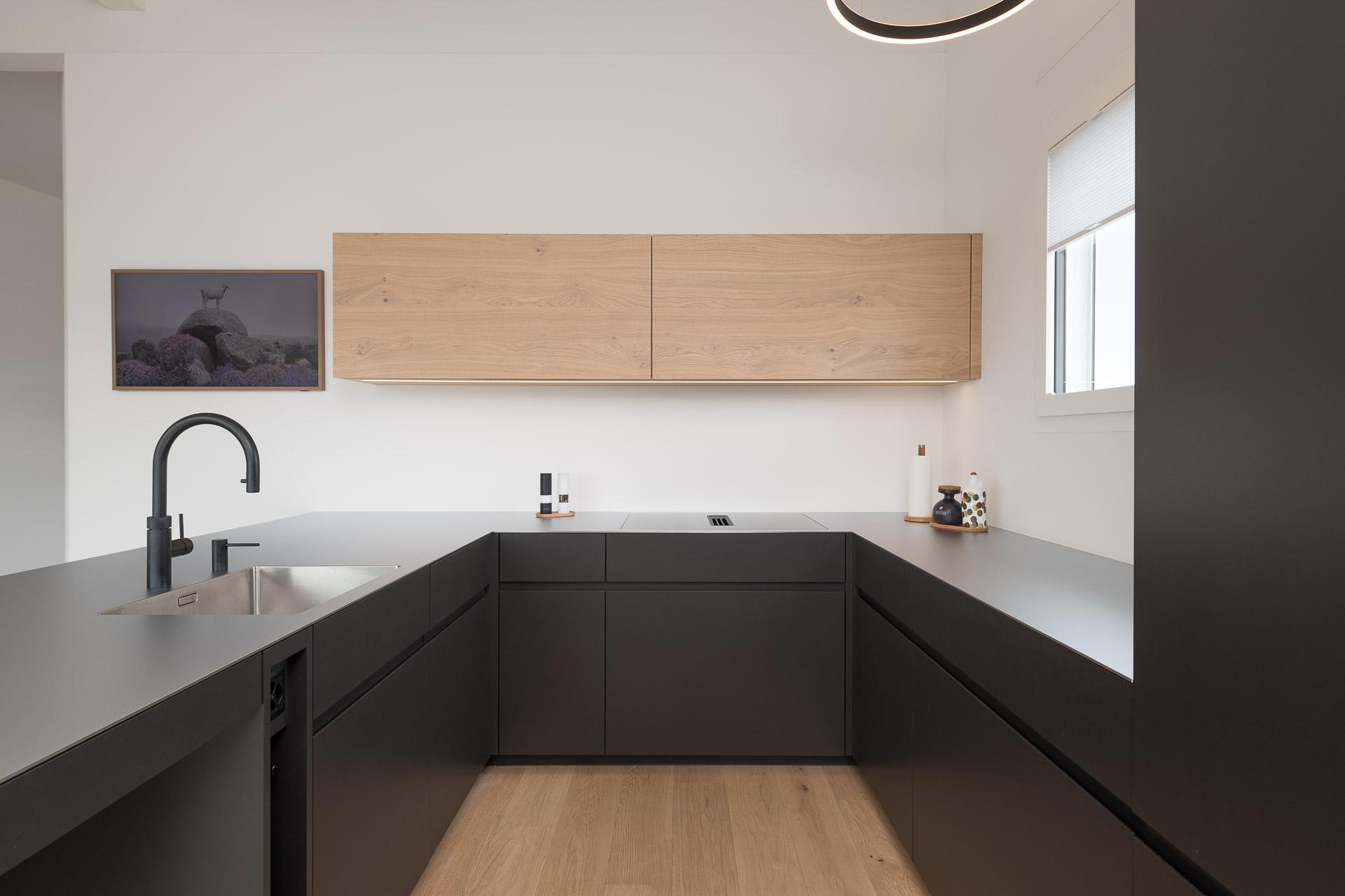 Puristische Eleganz trifft auf warme Natürlichkeit... - Küchen & Küchenumbau-Spezialist für Küchen & Küchenbau, Moderne Küchen, Küchenumbau, Küchenbau, Bäder, Renovationen, Sursee, Willisau, Zentralschweiz, Luzern, Zofingen