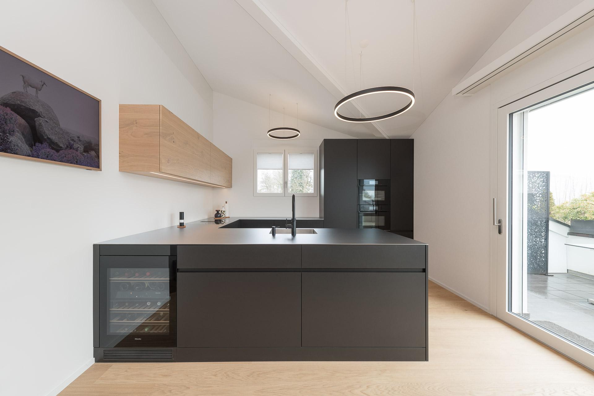 Puristische Eleganz trifft auf warme Natürlichkeit... - Küchen & Küchenumbau-Spezialist für Küchen & Küchenbau, Moderne Küchen, Küchenumbau, Küchenbau, Bäder, Renovationen, Sursee, Willisau, Zentralschweiz, Luzern, Zofingen